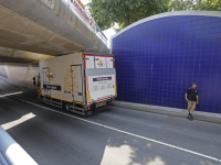 Vrachtwagen klem in blauwe tunnel