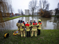 Hulpdiensten massaal uitgerukt voor mogelijk persoon te water Wielwijkpark