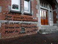Johan de Witt Gymnasium beklad met anti racisme tekst Dordrecht