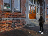 Johan de Witt Gymnasium beklad met anti rascisme tekst Dordrecht