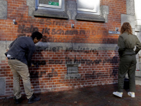 Oud leerling Britt en vriend Aleandro proberen tekst weg te poetzen Dordrecht