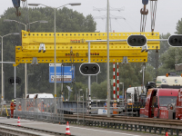 Oude beweegbare klep verwijderd van Wantijbrug Dordrecht