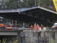 Oude beweegbare klep verwijderd van Wantijbrug Dordrecht