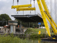 Oude beweegbare klep verwijderd van Wantijbrug Dordrecht