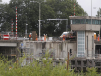 Oude beweegbare klep verwijderd van Wantijbrug Dordrecht