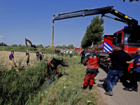 Paard na ruim uur gered uit sloot