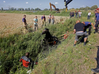 Paard na ruim uur gered uit sloot