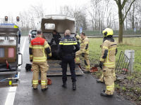 Paard schrikt en raakt bekneld in paardentrailer