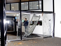 20162010 Personenauto rijdt flat aan Talmaweg binnen Dordrecht Tstolk