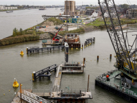 Inhijsen van pijlers Prins Clausbrug Dordrecht