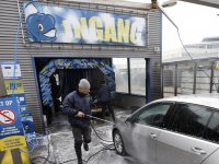 Mensen gaan massaal auto's wassen de Walwis Dordrecht