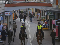 Politiepaarden in actie tijdens \'donkere dagen offensief\' WC De Meent Papendrecht