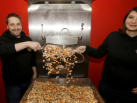Joshua en Miriam verkopen speciale KiKa-Popcorn Allenbrand Voorstraat Dordrecht