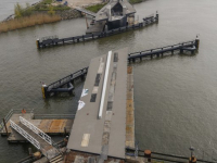 Prins Clausbrug begint aan oversteek Dordrecht