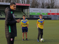 Profs leren kinderen voetballen