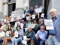 Demonstratie voor kappen van bomen Weizigtpark voor stadhuis Dordrecht