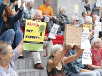 Demonstratie voor kappen van bomen Weizigtpark voor stadhuis Dordrecht