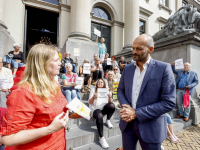 Demonstratie voor kappen van bomen Weizigtpark voor stadhuis Dordrecht