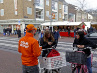 20172411-Radiozender-deelt-chocoladeletters-uit-Achterom-Dordrecht-Tstolk-001