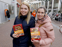 20172411-Radiozender-deelt-chocoladeletters-uit-Achterom-Dordrecht-Tstolk