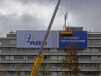 Meters groot spandoek met : Refaja overgedragen aan ABB Bouwgroep