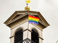 Regenboogvlag voor Coming Out Day stadhuis Dordrecht