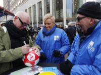 Van der Gijp deelt voetballen uit namens politieke Partij