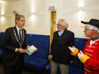 Kolff ontvangt eerste exemplaar boek \'Reuring en Rebellie\' Stadskantoor Dordrecht