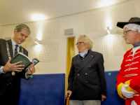 Kolff ontvangt eerste exemplaar boek \'Reuring en Rebellie\' Stadskantoor Dordrecht