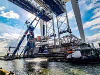 Zwaar waterstransport over oude maas Dordrecht