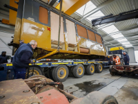 Historische tram op transport naar Heijkoop Trading Dordrecht