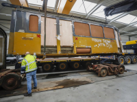 Historische tram op transport naar Heijkoop Trading Dordrecht