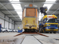 Historische tram op transport naar Heijkoop Trading Dordrecht