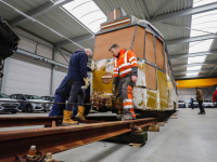 Historische tram op transport naar Heijkoop Trading Dordrecht