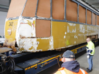 Historische tram op transport naar Heijkoop Trading Dordrecht