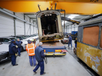 Historische tram op transport naar Heijkoop Trading Dordrecht