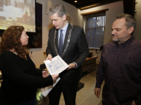 Handtekeningen overhandigd aan burgemeester Kolff Dordrecht