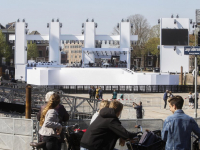 Eerste nieuwschierige bezoekers arriveren bij podium Dordrecht