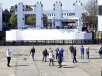 Eerste nieuwschierige bezoekers arriveren bij podium Dordrecht