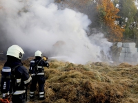 20153010-Ruim-tweehonderd-hooibalen-in-brand-Klein-Molenbeekseweg-Bergen-op-Zoom-Tstolk-004