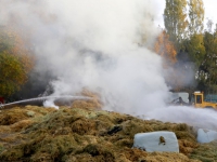 20153010-Ruim-tweehonderd-hooibalen-in-brand-Klein-Molenbeekseweg-Bergen-op-Zoom-Tstolk