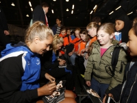 20162410 Scholieren azen op handtekeningen van Nederlands Korfbalteam Dordrecht Tstolk 006