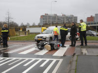 Scooterrijdsters geschept door auto