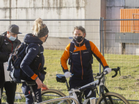 Shorttrackers in de rij om binnen te komen voor start WK Shorttrack Dordrecht