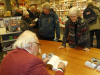 Signeersessie door Mart Smeets bij boekhandel Vos & van der Leer