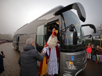 Sint arriveert per spelersbus