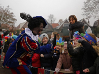 Sint arriveert per spelersbus