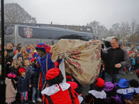 Sint arriveert per spelersbus