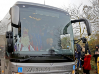 Sint arriveert per spelersbus