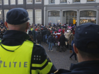 Het protest van Kick Out Zwarte Piet in Dordrecht ging niet door. Op de hoek van de Lange Geldersekade en Grotekerksplein was een vak voor de demonstranten ingericht. Tijdens de intocht bleef het vak leeg.